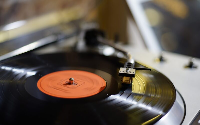 Disco in vinile: storia, dati e curiosità di un supporto immortale